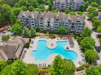 Lagoon-style swimming pool